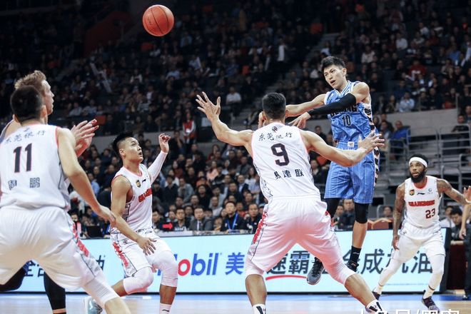 韩国篮球明星球员受伤退赛，球队备战调整策略(韩国的篮球明星)