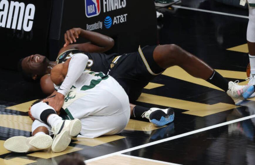 韩国篮球明星球员受伤退赛，球队备战调整策略(韩国的篮球明星)